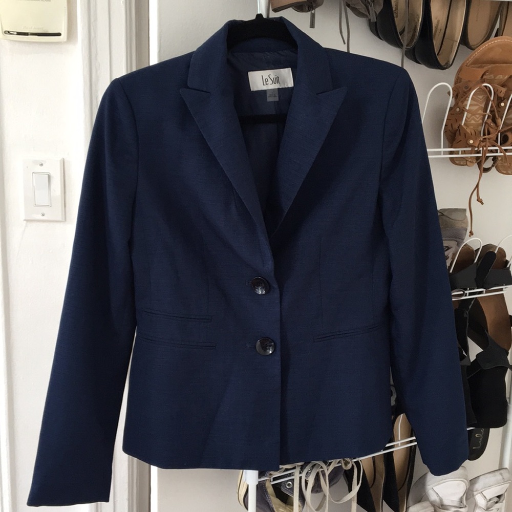 Blue women suit size 4 New never worn